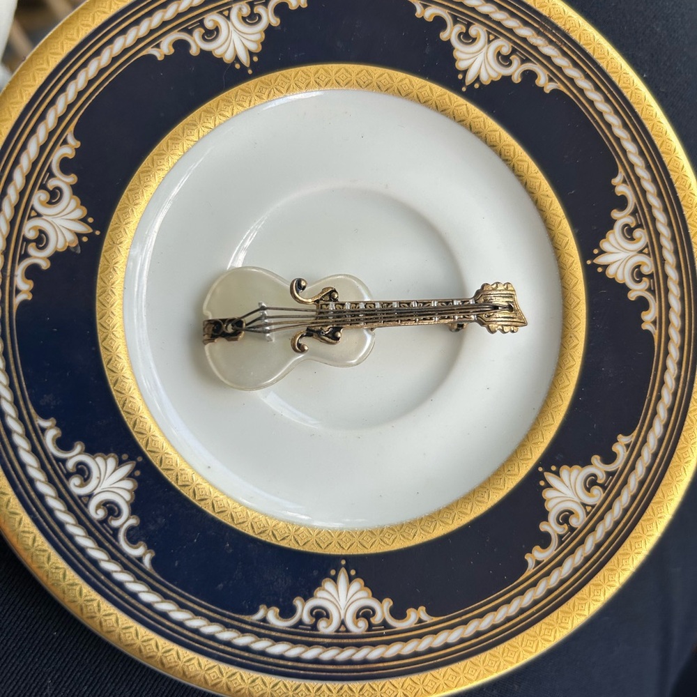 Vintage Gold and Mother-of-Pearl Guitar Brooch - Picture 2 of 7